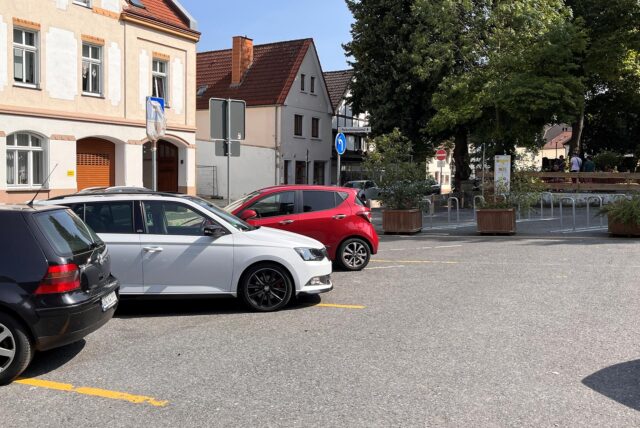 Drei Autos stehen auf dem Parkplatz an der Schulstraße in Unna.