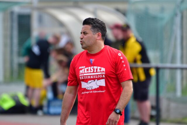 Kurtulus Öztürk, Ex-Trainer vom Werner SC, gibt Anweisungen von aus.