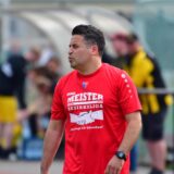 Kurtulus Öztürk, Ex-Trainer vom Werner SC, gibt Anweisungen von aus.