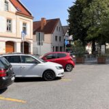 Drei Autos stehen auf dem Parkplatz an der Schulstraße in Unna.