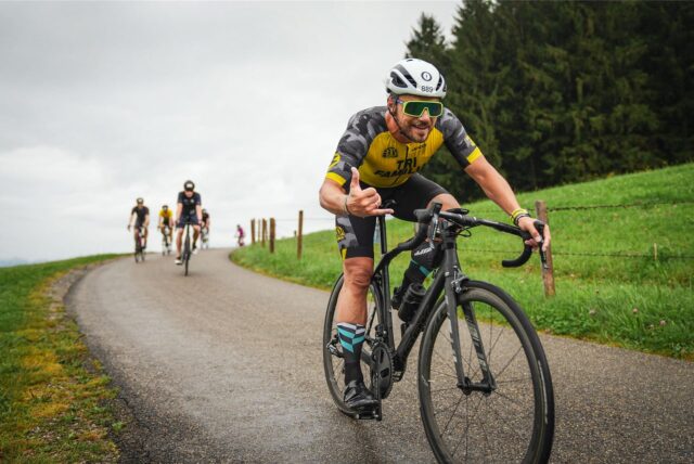 Marcel Martens aus Schwerte fährt auf einem Rennrad eine Rennstrecke entlang.