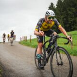 Marcel Martens aus Schwerte fährt auf einem Rennrad eine Rennstrecke entlang.