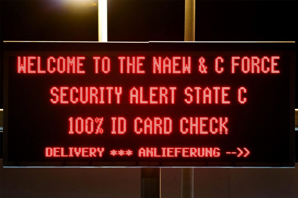 Eine Leuchttafel im Einfahrtsbereich weist auf den Security Alert State C im Bereich des militärischen Gebiets hin Eine Leuchttafel im Einfahrtsbereich weist auf den Security Alert State C im Bereich des militärischen Gebiets hin