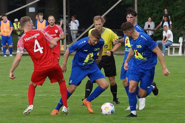 Maurice Hümmer (am Ball) möchte mit dem Kamener SC gegen SVF Herringen den nächsten Sieg einfahren.