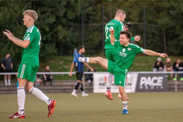 Beim Pokalsieg in Königsborn war der Jubel beim Holzwickeder SC – hier mit Eduardo Hiller (r.) noch groß.