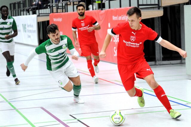 Ein Futsal-Spieler führt den Ball.