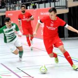 Ein Futsal-Spieler führt den Ball.