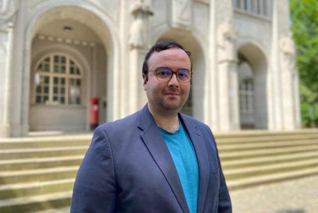 Kenan Yildiz, Erster Beigeordneter, steht vor dem Rathaus in Schwerte.