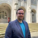 Kenan Yildiz, Erster Beigeordneter, steht vor dem Rathaus in Schwerte.