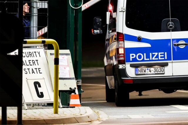 Die Einfahrt zum Nato-Flugplatz in Geilenkirchen. Ein Schild weist auf die zweithöchste Sicherheitsstufe „C“ hin.