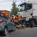 An der Industriestraße in Bergkamen ist es zu einem schweren Unfall zwischen einem Lkw und einem Auto gekommen.