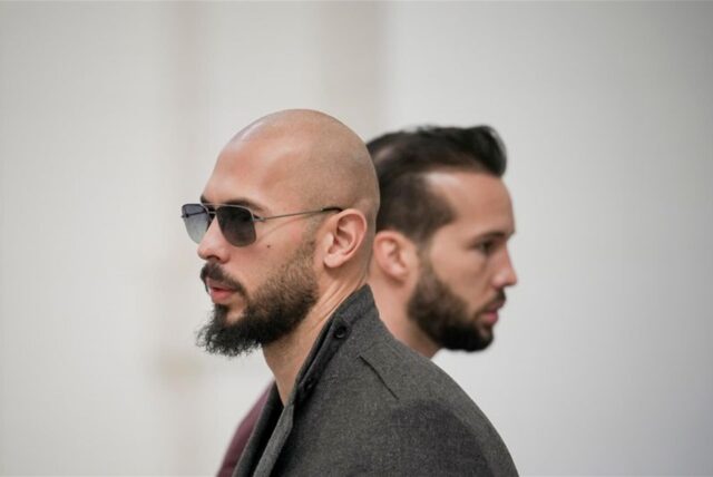 Andrew Tate (links) im Vordergrund, Tristan Tate (rechts) im Hintergrund zu sehen.