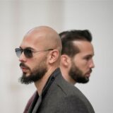 Andrew Tate (links) im Vordergrund, Tristan Tate (rechts) im Hintergrund zu sehen.