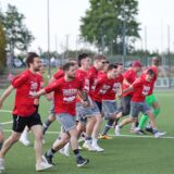 Fußballmannschaft vom Werner SC jubelt Hand in Hand.