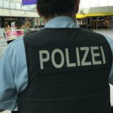 Ein Polizist steht in der Abflughalle des Flughafens Dortmund.