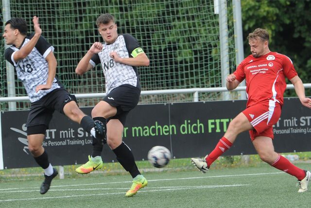 Linus Scheen schießt den Ball aufs Tor.