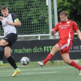 Linus Scheen schießt den Ball aufs Tor.