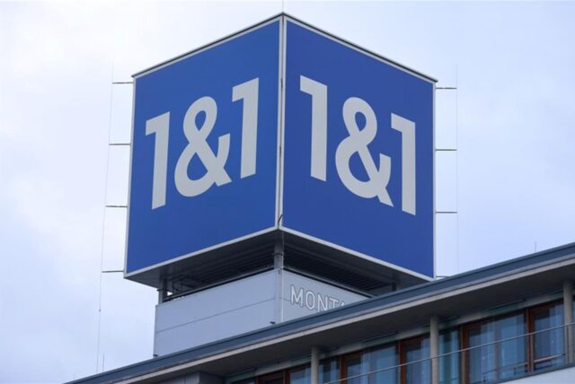 Das Logo von 1&1 auf einem Kasten auf dem Dach des Firmengebäudes.