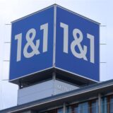 Das Logo von 1&1 auf einem Kasten auf dem Dach des Firmengebäudes.