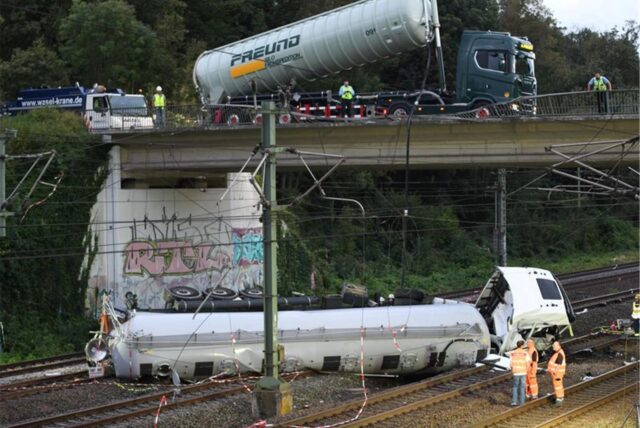 Zwei LKWs nach einem Unfall.