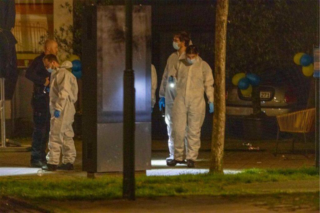 Polizeibeamte sind nach der Messerattacke in Solingen im Einsatz.