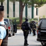 Die Anti- Terror- Einheit steht vor der Synagoge in Südfrankreich