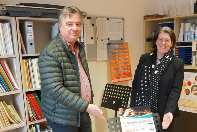 Mirjam Brüllmann, hier mit Manfred Hölscher (Blaskapelle Ascheberg) wird die Musikschule Ende September verlassen.