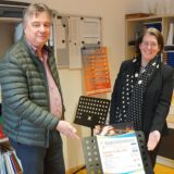 Mirjam Brüllmann, hier mit Manfred Hölscher (Blaskapelle Ascheberg) wird die Musikschule Ende September verlassen.