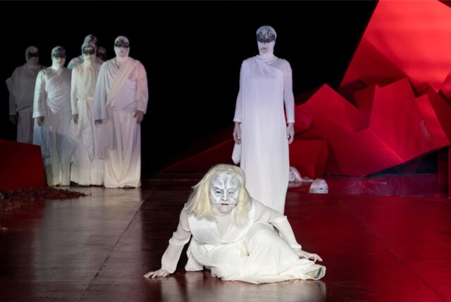 Eine Außerirdische (Paulina Alpen, vorn) ist in Mülheim durch die Maske zu Ödipus geworden.