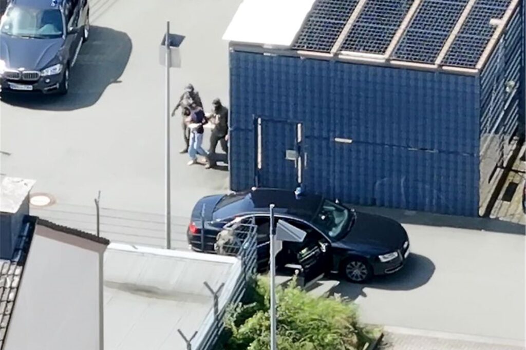 Der Tatverdächtige vom Solingen-Anschlag auf dem Weg nach Karlsruhe.