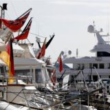 Jachten an einem Hafen.