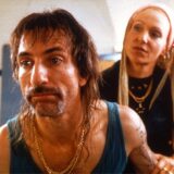 In einer Szene des Films „Bang Boom Bang“ spielen Kalle Grabowski (Ralf Richter) und Manuela Grabowski (Sabine Kaack)