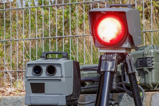 Das Licht einer mobilen Tempomessanlage leuchtet auf – ein Autofahrer wurde geblitzt.
