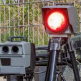 Das Licht einer mobilen Tempomessanlage leuchtet auf – ein Autofahrer wurde geblitzt.