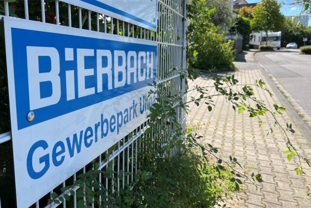 Hinter diesem Zaun an der Straße „Am Ringofen“ soll eine neue Halle für den Gewerbepark Bierbach entstehen. Die Stadt Unna hat dafür eine Baugenehmigung erteilt, gegen die Anwohner nun klagen wollen.