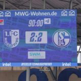 25.08.2024, Fussball, Saison 2024/2025, 2. Bundesliga, 3. Spieltag, 1. FC Magdeburg – FC Schalke 04, Endstand auf der Anzeigetafel.