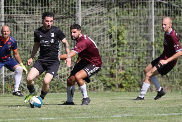 Eintracht Wernes Berke Durgut (l.), hier im Spiel gegen Weddinghofen, schoss vier Tore.