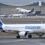 Ein Flugzeug der Airline Discover steht auf der Landebahn.