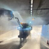Eine Spezialmaschine reinigt die Decke des Ringtunnels in Unna.