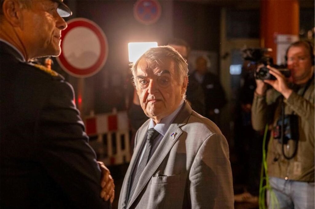 Herbert Reul (CDU), Innenminister von Nordrhein-Westfalen, macht sich ein Bild vor Ort und gibt der Presse ein Statement.