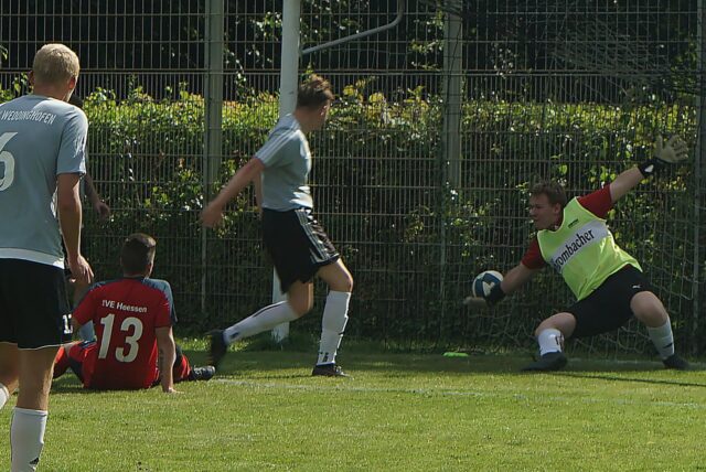 Und wieder schlägt es bei VfK-Keeper Nils Sondermann ein:  Heessens Julian Bergholz (Nr. 13) markiert hier das 2:0.