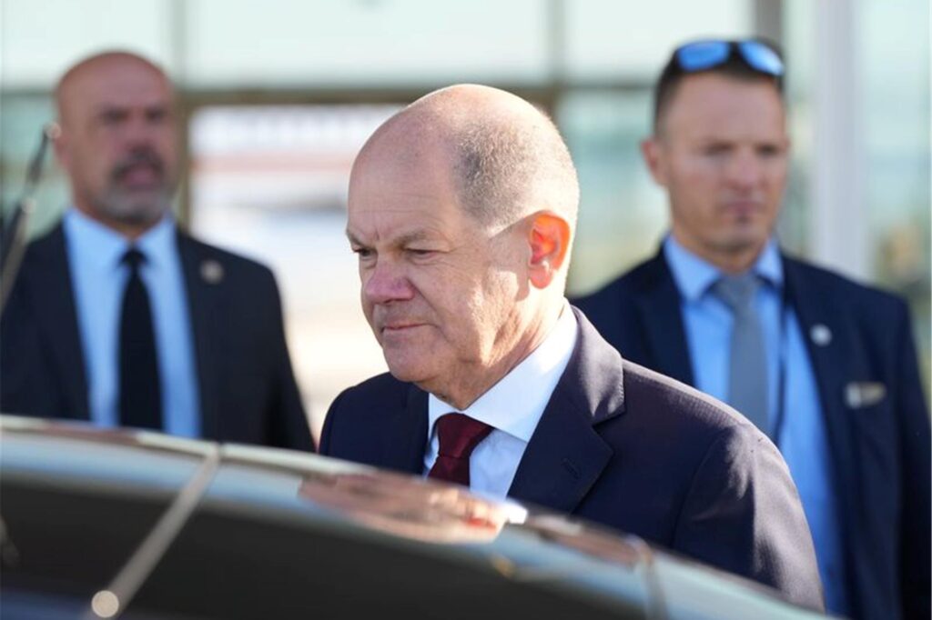 Drei Tage nach dem Anschlag mit drei Toten auf einem Stadtfest in Solingen kommt Bundeskanzler Olaf Scholz nach Solingen.