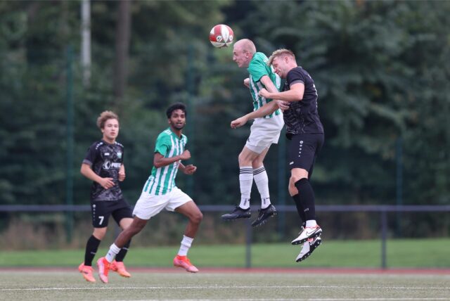 Felix Schröder von der SG Selm beim Kopfball.
