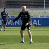 Co-Trainer Peter Balette zeigt auf dem Trainingsplatz vollen Einsatz.