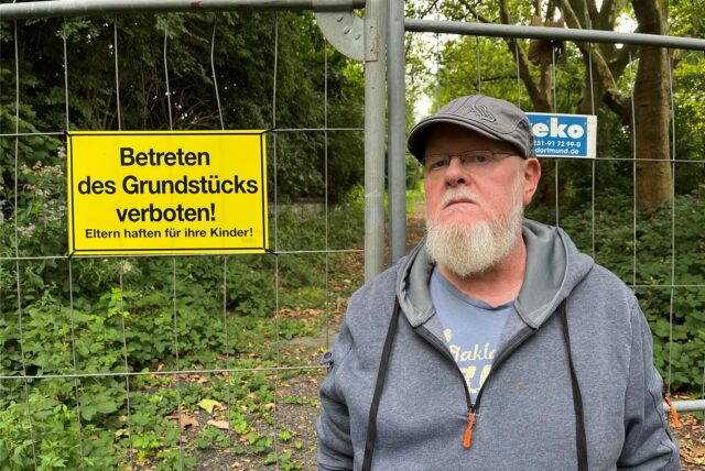 Ingo Thorwesten (59) ärgert sich über die Sperrung des Fußwegs, der vom Wambeler Holz zur Friedrich-Hölscher-Straße führt.