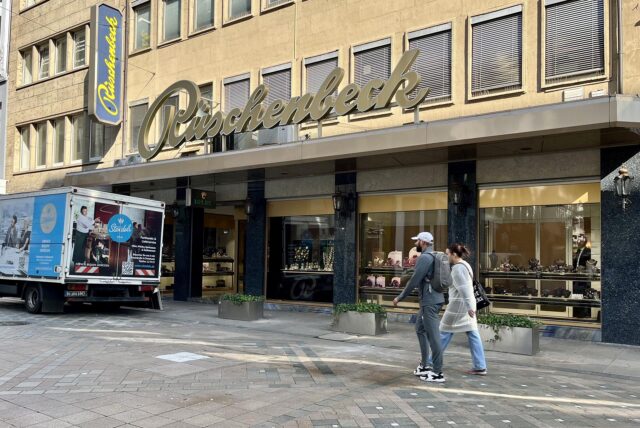 Passanten gehen am Juweliergeschäft Rüschenbeck auf dem Westenhellweg in Dortmund vorbei.