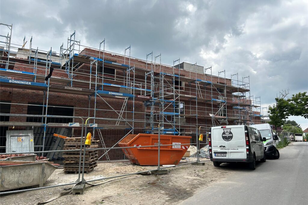 Das Gebäude (hier ein Bild aus dem Juni 2024) zieht sich bis weit in die Straße Zum Nierfeld hinein.
