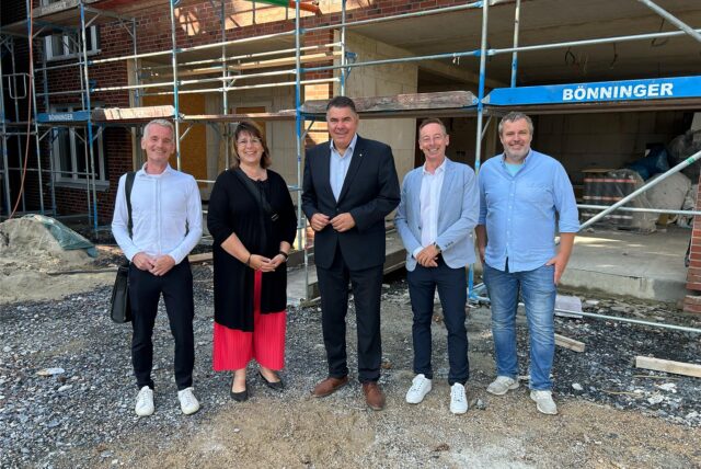 Auf der Baustelle trafen sich (v.l.): Jens Korte (Architekturbüro Danne.Linnemannstöns.Korte), Heike Homann (Caritasverband Lünen-Selm-Werne), Landrat Mario Löhr, Christian Scholz (Fachbereichsleiter Arbeit & Soziales, Kreis Unna), Dietmar Beermann (Architekturbüro).