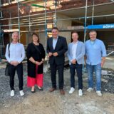 Auf der Baustelle trafen sich (v.l.): Jens Korte (Architekturbüro Danne.Linnemannstöns.Korte), Heike Homann (Caritasverband Lünen-Selm-Werne), Landrat Mario Löhr, Christian Scholz (Fachbereichsleiter Arbeit & Soziales, Kreis Unna), Dietmar Beermann (Architekturbüro).