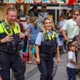 Auf dem Stadtfest 2023 in Unna gehen eine Polizistin und ein Polizist herum.